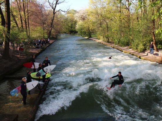 nr-1949s-eisbach-im-englischen-garten-foto-werner-boehm.jpg