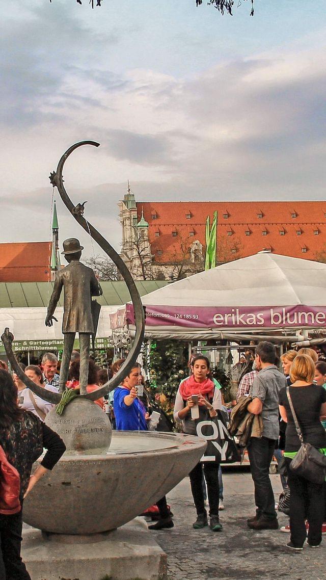 nr-1601-besucher-auf-dem-muenchner-viktualienmarkt-foto-werner-boehm.jpg