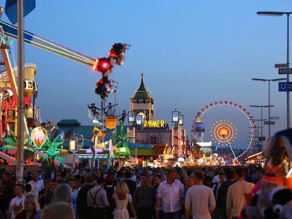 nr-1867-blick-ueber-das-muenchner-oktoberfest-am-abend-foto-tommy-loesch.jpg