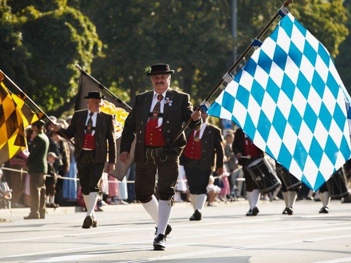 nr-1352-fahnentraeger-trachten-und-schuetzenzug-foto-frank-bauer.jpg