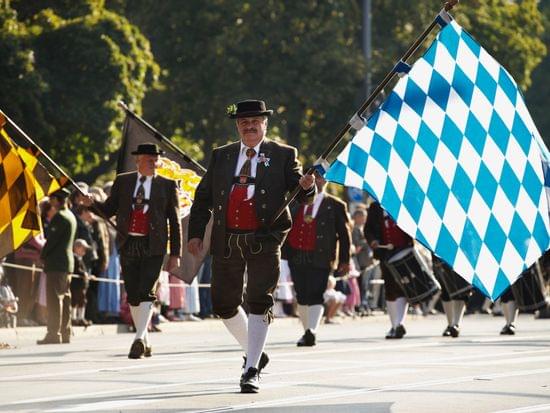 nr-1352-fahnentraeger-trachten-und-schuetzenzug-foto-frank-bauer.jpg