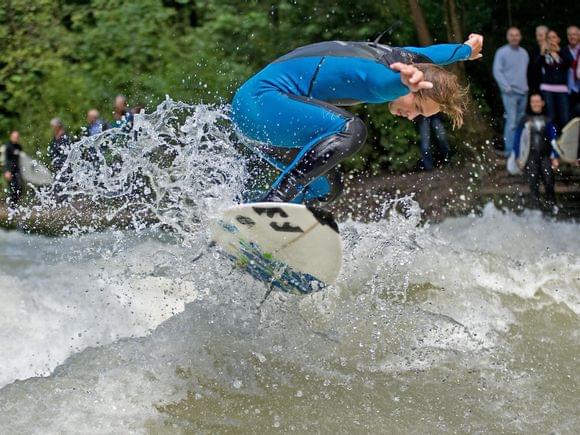 nr-1427-muenchen-englischer-garten-eisbach-surfer-1-foto-d-verstl.jpg