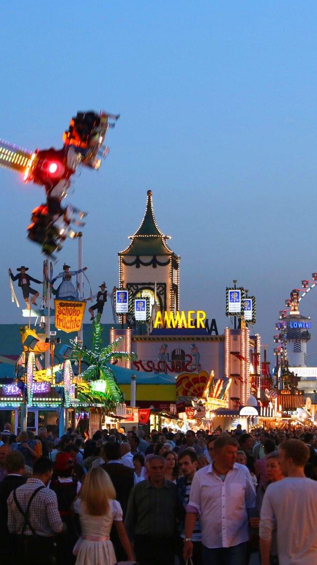 nr-1867-blick-ueber-das-muenchner-oktoberfest-am-abend-foto-tommy-loesch.jpg