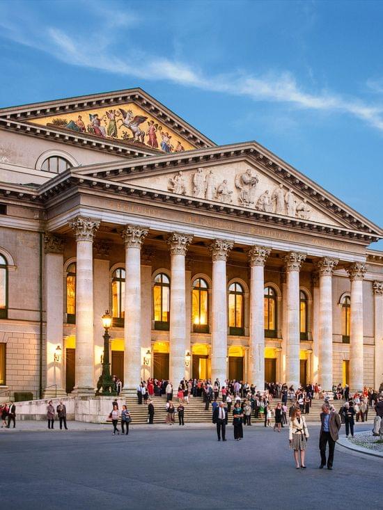 Bayerische_Staatsoper_-_Nationaltheater_am_Abend__c__Muenchen_Tourismus__Felix_Loechner.jpg